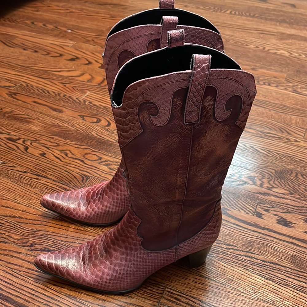 Vintage cowboy boots. Size 38.Made in Italy. Beautiful rose colour & skins.